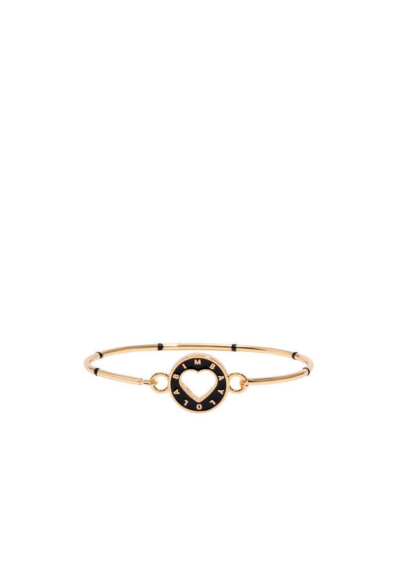 Pulsera de metal dorado con un charm circular en blanco y negro que presenta un corte en forma de corazón y letras alrededor del borde. Diseño suave y minimalista.