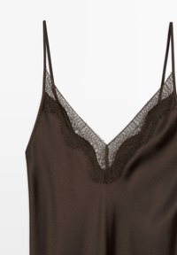 Braunes Spitzentop mit V-förmigem Ausschnitt, zartem Spitzenbesatz, dünnen Trägern und einer glatten satinähnlichen Textur.