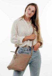 SURI FREY UMHÄNGE DEBBY - Axelremsväska - darktaupe
