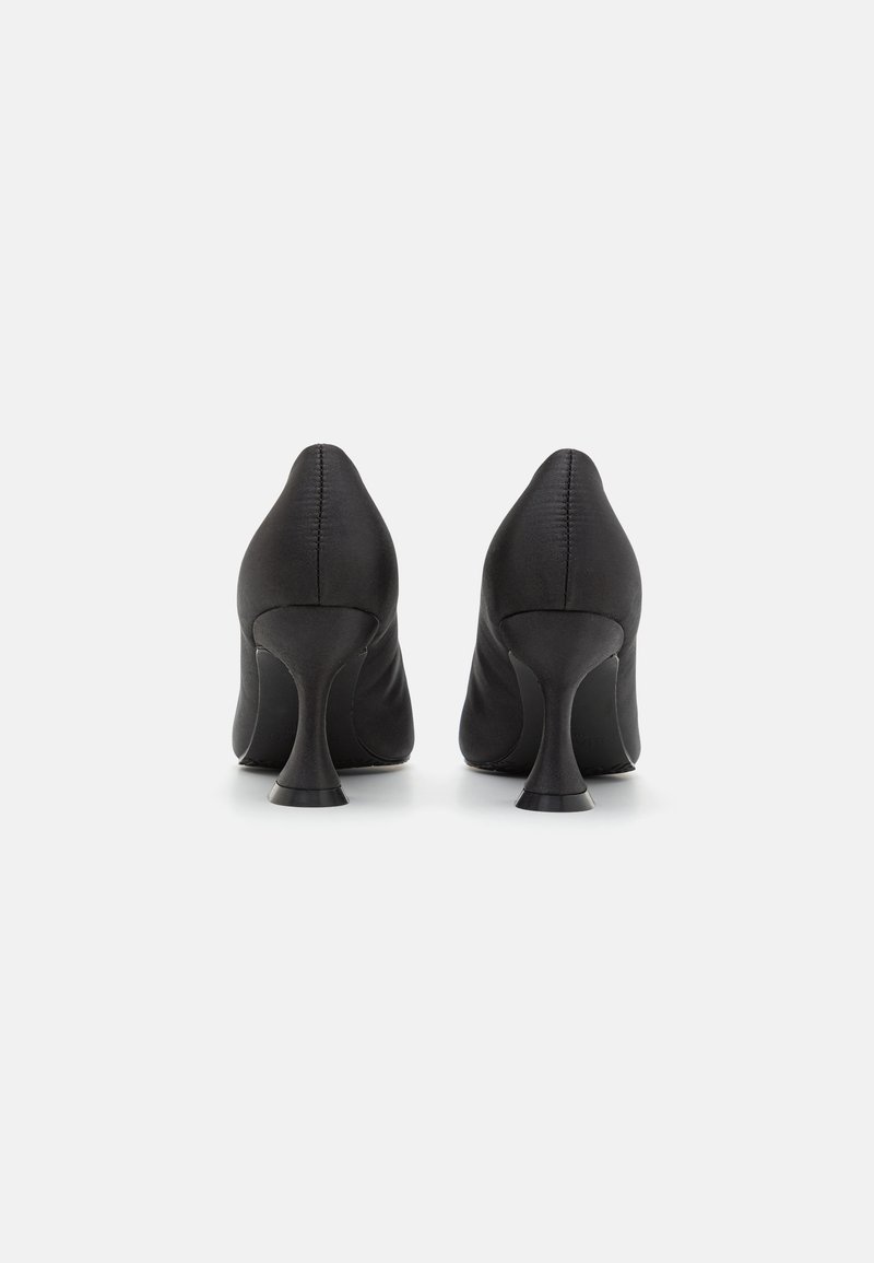 Schwarze High Heels mit einem glatten Textil-Obermaterial und einem markanten, ausgestellten Absatzdesign. Elegante, minimalistische Silhouette.