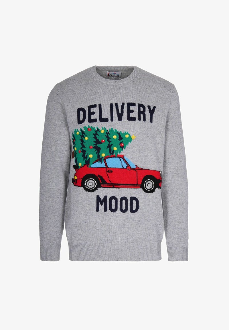 Maglione grigio a maglia con una macchina rossa che trasporta un albero di Natale, la scritta "DELIVERY MOOD" e decorazioni colorate sull'albero.