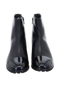 Zwarte leren enkellaarzen met glanzende patenten neus, zijritsen, textiel en robuuste rubberen zolen. Overal een gladde afwerking.