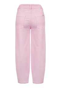Pantaloni in denim rosa chiaro con una vestibilità rilassata, dotati di due tasche posteriori e un design a gamba dritta. Texture liscia e bordi puliti.