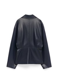 Giacca in finta pelle di un blu navy scuro con maniche larghe, cuciture strutturate e colletto piatto, mostrata da dietro su uno sfondo bianco.