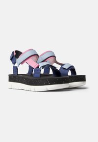 Sport sandaler med en svart splattered sula och vit mellansula, med blå och rosa remmar med kardborrestängning och vadderad foder.