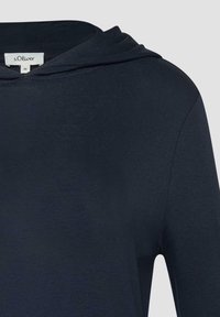 Marineblauwe hoodie met een frontnaad, die het bovenlijf toont en een s.Oliver merkteken aan de binnenkant van de halslijn.