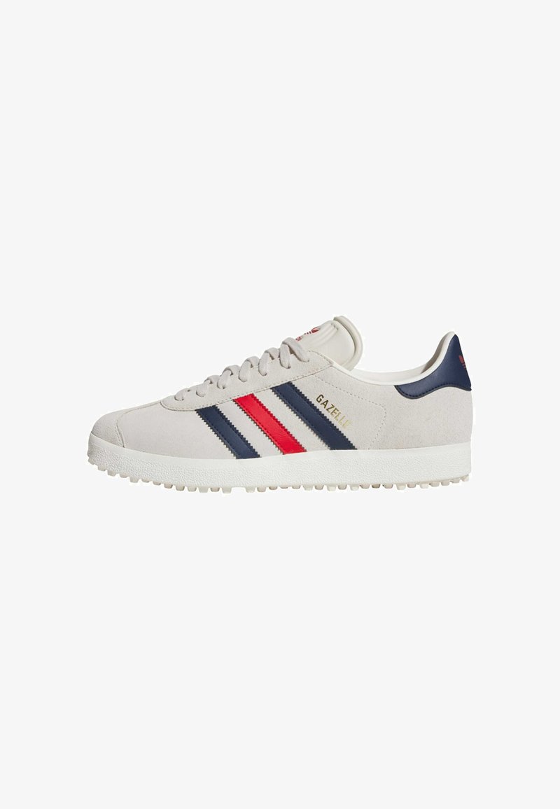 Lichtgrijze suède sneakers met drie horizontale strepen in marineblauw en rood. Beschikt over een gestructureerde witte rubberen zool en gouden "Gazelle" branding.