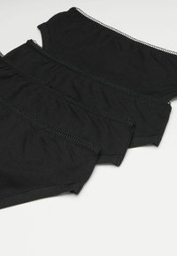 Czarny komplet bawełnianych majtek o gładkiej fakturze, z elastycznymi krawędziami i ozdobnym przeszyciem wzdłuż pasa.