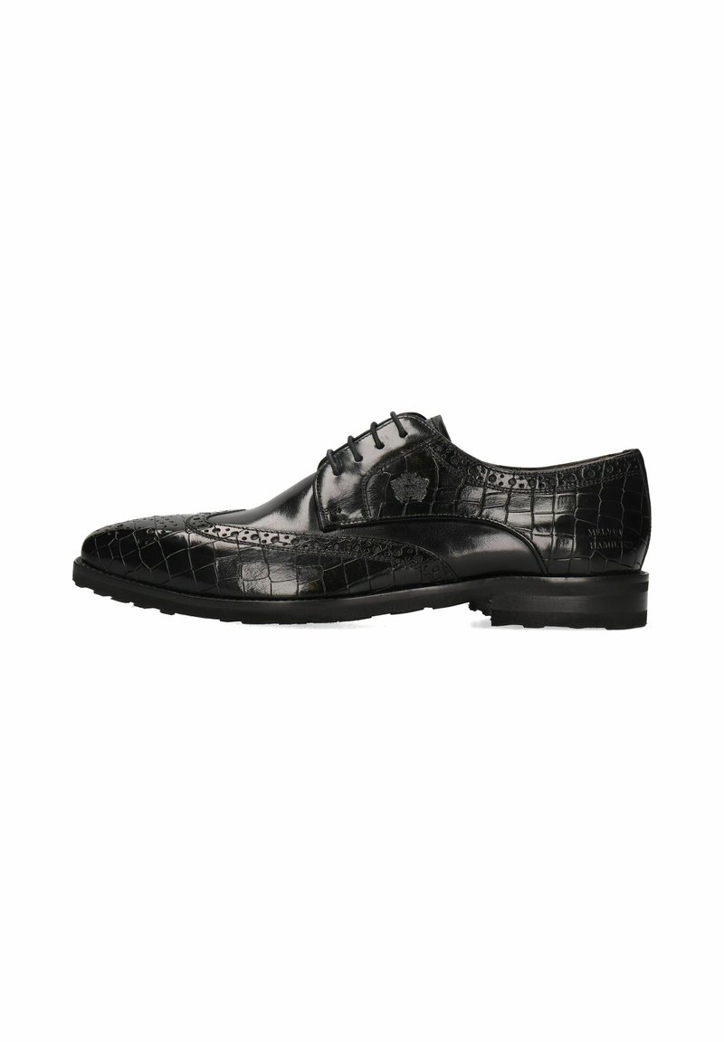 Zapato de vestir de cuero negro con textura de cocodrilo, detalles de brogue intrincados, punta redondeada y un tacón bajo apilado.