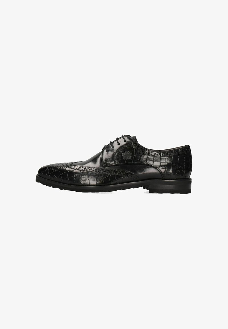 Zapato de vestir de cuero negro con textura de cocodrilo, detalles de brogue intrincados, punta redondeada y un tacón bajo apilado.