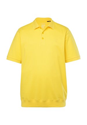Žlutá polo tričko vyrobené z měkké bavlny, s límečkem na tři knoflíky, krátkými rukávy a vyraženým logem na hrudi.