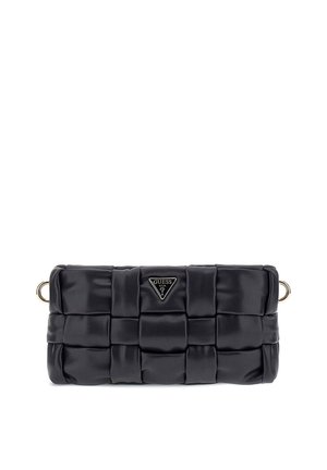 Pochette en cuir tissé noir avec des anneaux dorés sur les côtés et une plaque logo GUESS triangulaire au centre devant.