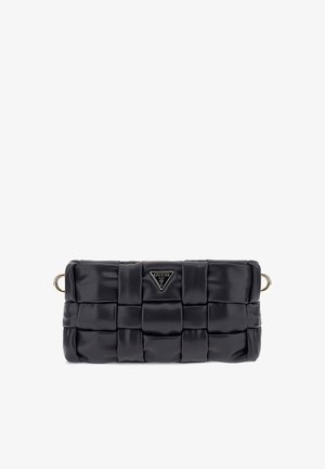 Pochette en cuir tissé noir avec des anneaux dorés sur les côtés et une plaque logo GUESS triangulaire au centre devant.