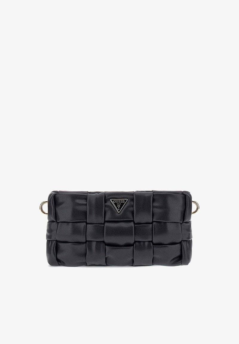 Pochette en cuir tissé noir avec des anneaux dorés sur les côtés et une plaque logo GUESS triangulaire au centre devant.