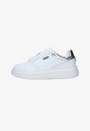 Sneaker bianco con tomaia in pelle liscia, accenti metallici argentati sul tallone e una robusta suola in gomma bianca. Presenta un sistema di chiusura con lacci.