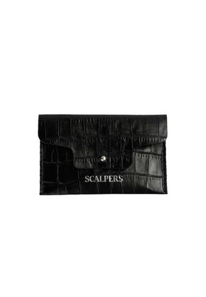 Clutch de cuero negro texturizado con solapa y botón de presión, con la palabra "SCALPERS" grabada en plata en la parte delantera.