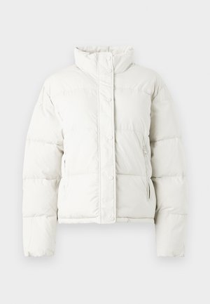 Hvit pufferjakke med høy krage, trykknapper og sidelommer. Har quiltede seksjoner og et kort design.
