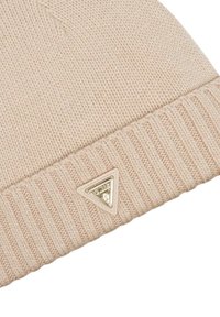 Cappello a maglia color crema con risvolto a coste. Presenta un logo triangolare dorato sul lato e una lavorazione a maglia texturizzata su tutta la superficie.