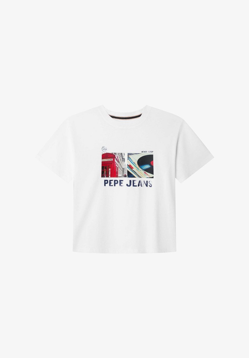 T-shirt en coton blanc avec trois impressions graphiques : une cabine téléphonique rouge, une scène de ville et un disque vinyle ; le texte imprimé indique "PEPE JEANS."