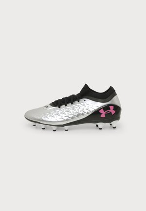 Crampon de football argenté et noir avec des lacets noirs, une tige texturée, des crampons moulés et un logo Under Armour rose sur le côté du talon.