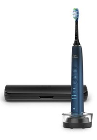 Spazzolino elettrico Sonic di colore blu navy con dettagli illuminati e più modalità di spazzolamento. Include una base di ricarica nera e un astuccio da viaggio.