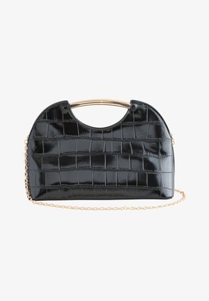 Schwarze glänzende Handtasche mit Krokodilprägung, goldenem gebogenem Griff und abnehmbarem goldfarbenem Kettenriemen auf weißem Hintergrund.