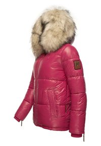Giacca imbottita rosa con cappuccio in pelliccia finta, dotata di polsini a coste e due tasche frontali; materiale morbido e lucido con un design aderente.