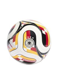 Pallone da calcio bianco con motivi geometrici neri, rossi e gialli; presenta un logo centrale con un'aquila doppia e tre stelle.