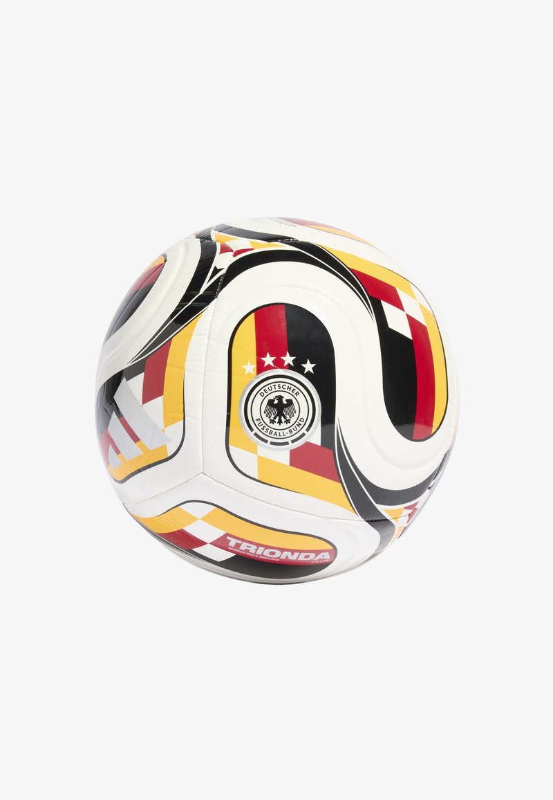 Pallone da calcio bianco con motivi geometrici neri, rossi e gialli; presenta un logo centrale con un'aquila doppia e tre stelle.