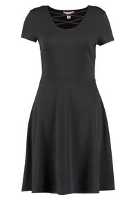 Robe noire à manches courtes avec un décolleté en U, dotée de bretelles croisées dans le dos et d'une jupe évasée. Fabriquée en tissu doux et extensible.