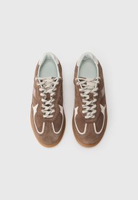 Zapatillas de ante marrón con un diseño en marrón más claro y blanco, que presentan perforaciones, cordones blancos y una suela de goma.