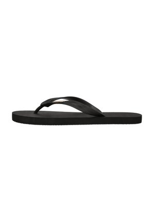 Zwarte platte teenslippers met een gestructureerde band en dunne zool, zijaanzicht op een witte achtergrond.