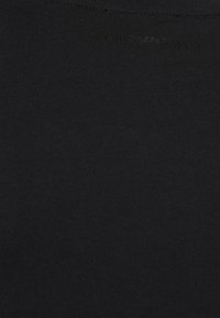 Černá bavlněná tkanina s hladkou strukturou, se subtilním brandováním tmavou inkoustem v blízkosti výstřihu. Jednoduchý, jednotný design.