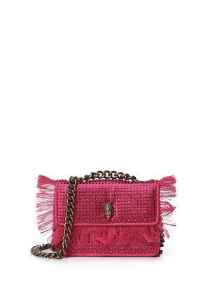 Bolso rosa con tachuelas y detalles de flecos, con una cadena de bronce y un cierre decorativo con cabeza de león en la solapa frontal.