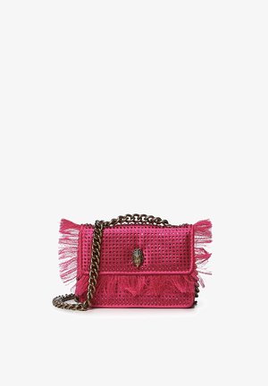 Borsa rosa con borchie e dettagli con frange, tracolla a catena bronzea, con una fibbia decorativa a testa di leone sulla pattina frontale.