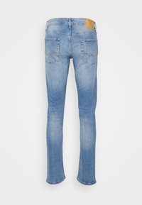 Jeans de denim azul claro com corte reto, apresentando dois bolsos traseiros e um rótulo de couro na cintura. Textura lisa.