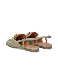 Zapatos de ante verde tipo slingback con suela plana, que presentan un lazo decorativo y acentos trenzados. La correa tiene un detalle de hebilla ajustable.