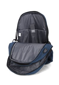 Sac à dos bleu et gris complètement ouvert, montrant un compartiment rembourré pour ordinateur portable et plusieurs poches intérieures, avec une fermeture éclair noire et des bretelles réglables.