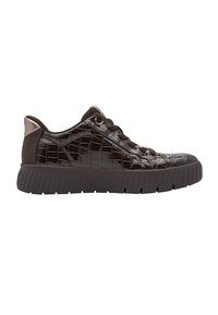 Baskets basses marron foncé avec dessus à motif crocodile brillant, semelle épaisse et rainurée, fermeture à lacets et languette de talon contrastante.