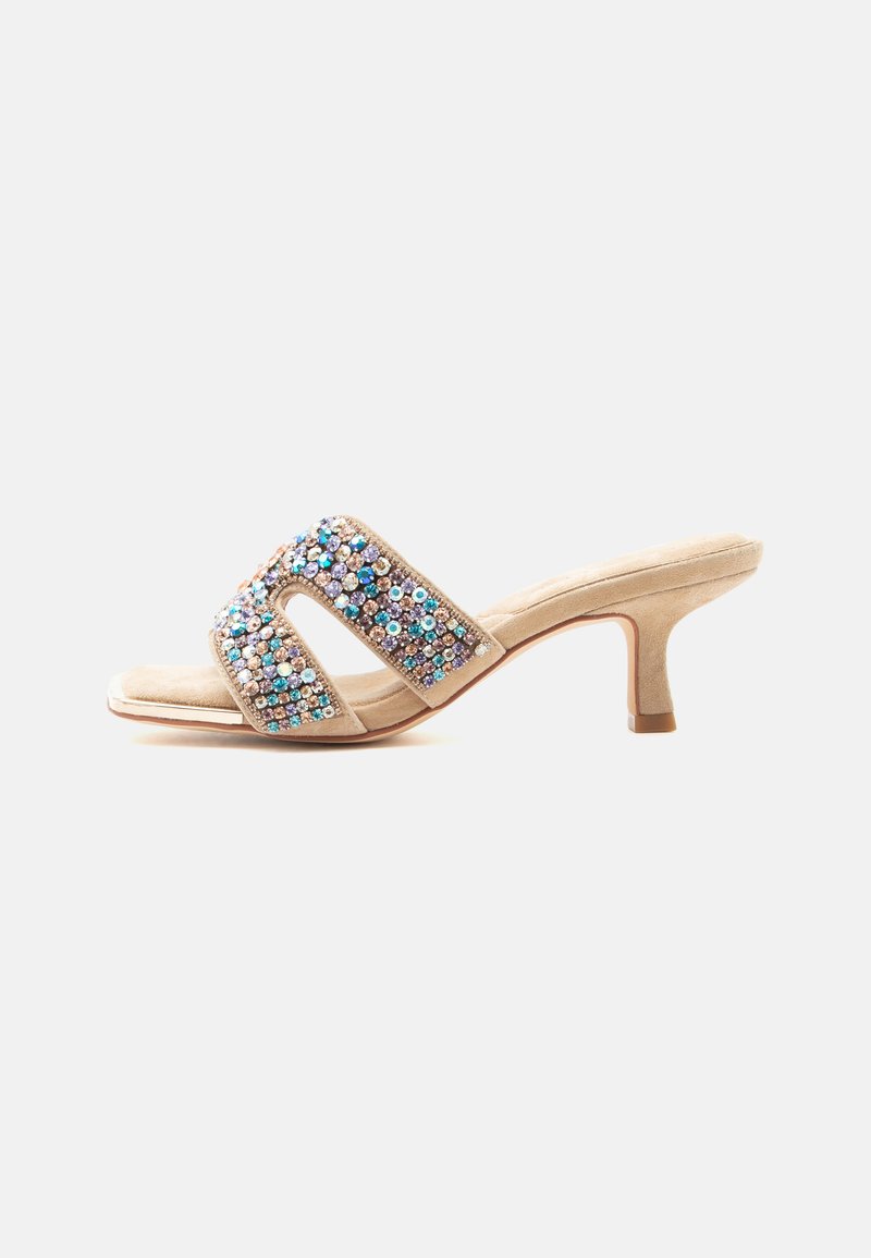 Mule à talon en daim beige avec bout ouvert, talon bloc, et ornements de strass multicolores sur la large bride avant.