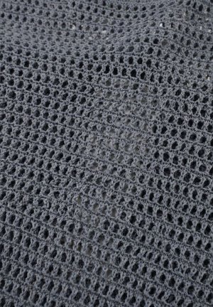 Tessuto scuro grigio lavorato all'uncinetto con un motivo aperto e ripetitivo a quadrati, dalla texture evidente e leggere pieghe.