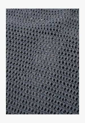 Dunkelgrauer gehäkelter Stoff mit offenem, sich wiederholendem quadratischem Muster, sichtbarer Textur und leichten Falten.