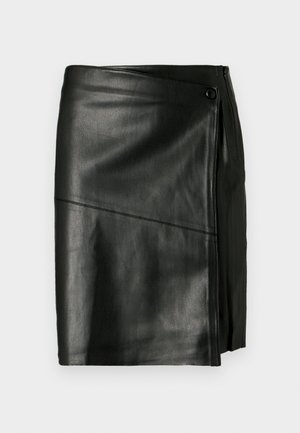 Schwarzer Wickelrock aus Kunstleder in knielanger Länge mit diagonaler Naht und Druckknopfverschluss vor neutralem Hintergrund.