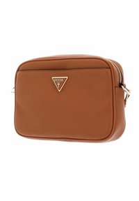 Sac à épaule en simili cuir marron de forme rectangulaire, avec du matériel doré et une plaque logo triangulaire à l'avant. Fermeture zippée.