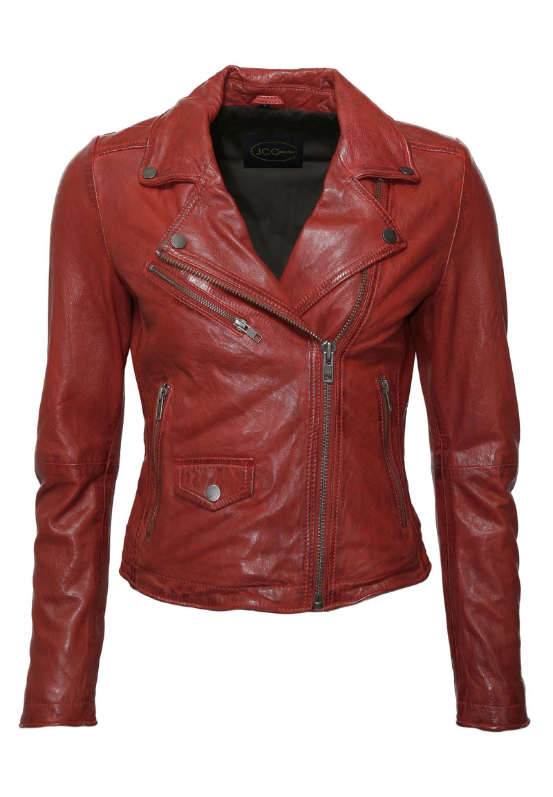Rote Leder-Motorradjacke mit einem gesteppten Design, asymmetrischem Reißverschluss, zwei seitlichen Reißverschlusstaschen und Druckknopfkragen. Glatte Textur.