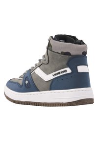 Hoge sneakers met grijs en blauw suede, witte accenten, camouflage textiel op de kraag en een gestructureerde bruine rubberen zool.
