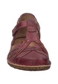 Burgunderfarbene Leder-Schuhe mit geschlossenem Zehenbereich, gekreuztem Design, verstellbarem Riemen und strukturiertem Sohle, mit genähten Akzenten und natürlichem Finish.
