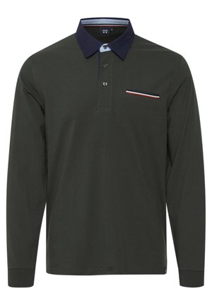 Tmavě zelená polo košile s dlouhým rukávem a námořnickým límcem, se třemi knoflíky a náprsní kapsou s červenými, bílými a modrými pruhy.