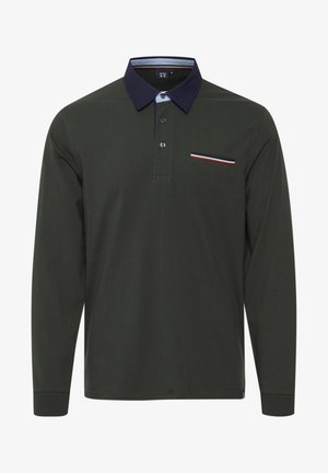 Temnozeleni polo srajca z dolgimi rokavi in mornarsko modrim ovratnikom, tridelnim gumbom in žepom na prsih, okrašenim z rdečimi, belimi in modrimi črtami.