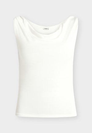 Haut blanc sans manches avec encolure drapée, devant uni et étiquette à l’intérieur du col sur fond gris clair.